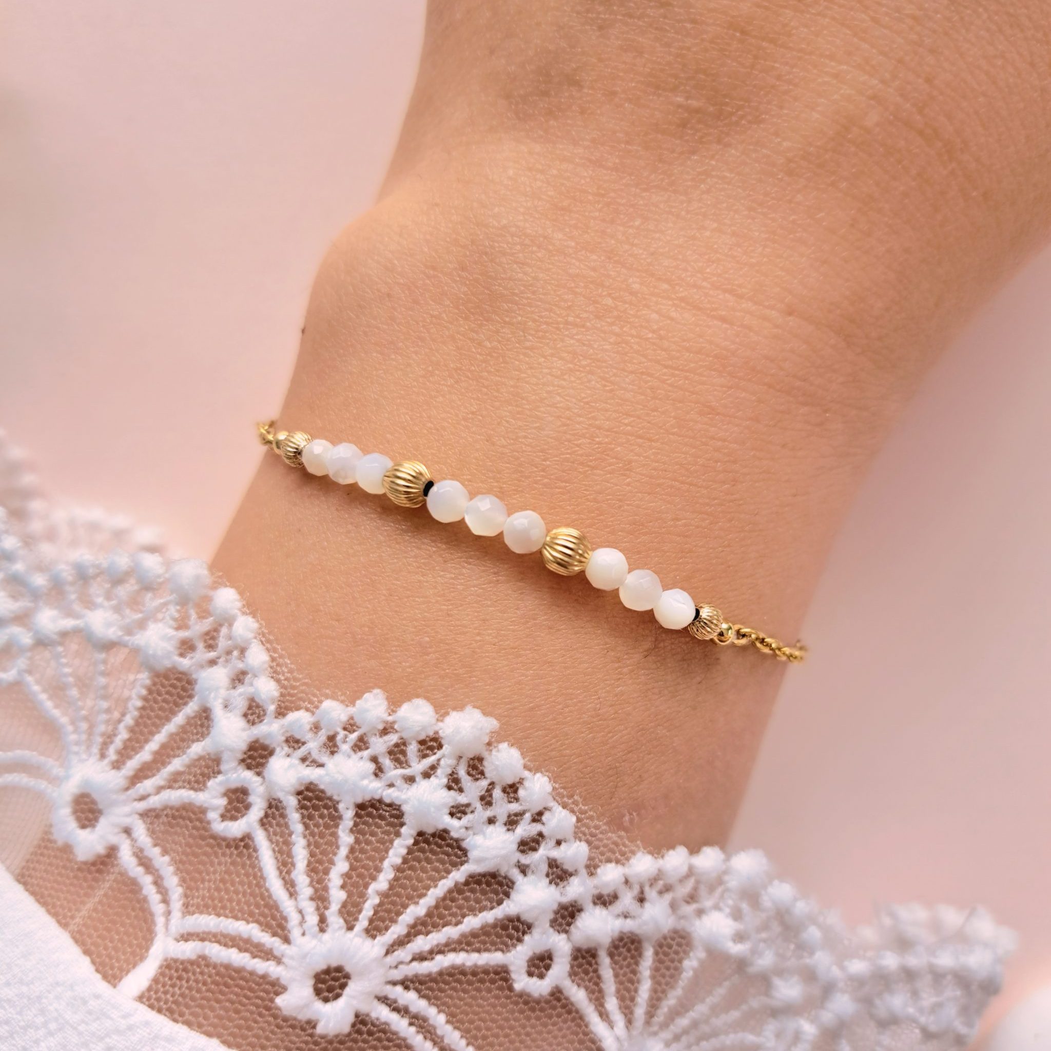 Bracelet nacre perles dorées Gabrielle n°2 en gros plan avec perles dorées texturées
