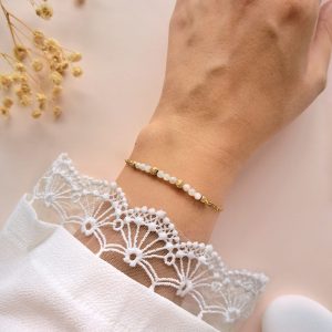 Bracelet nacre perles dorées Gabrielle n°2 porté au poignet avec détails dorés texturés