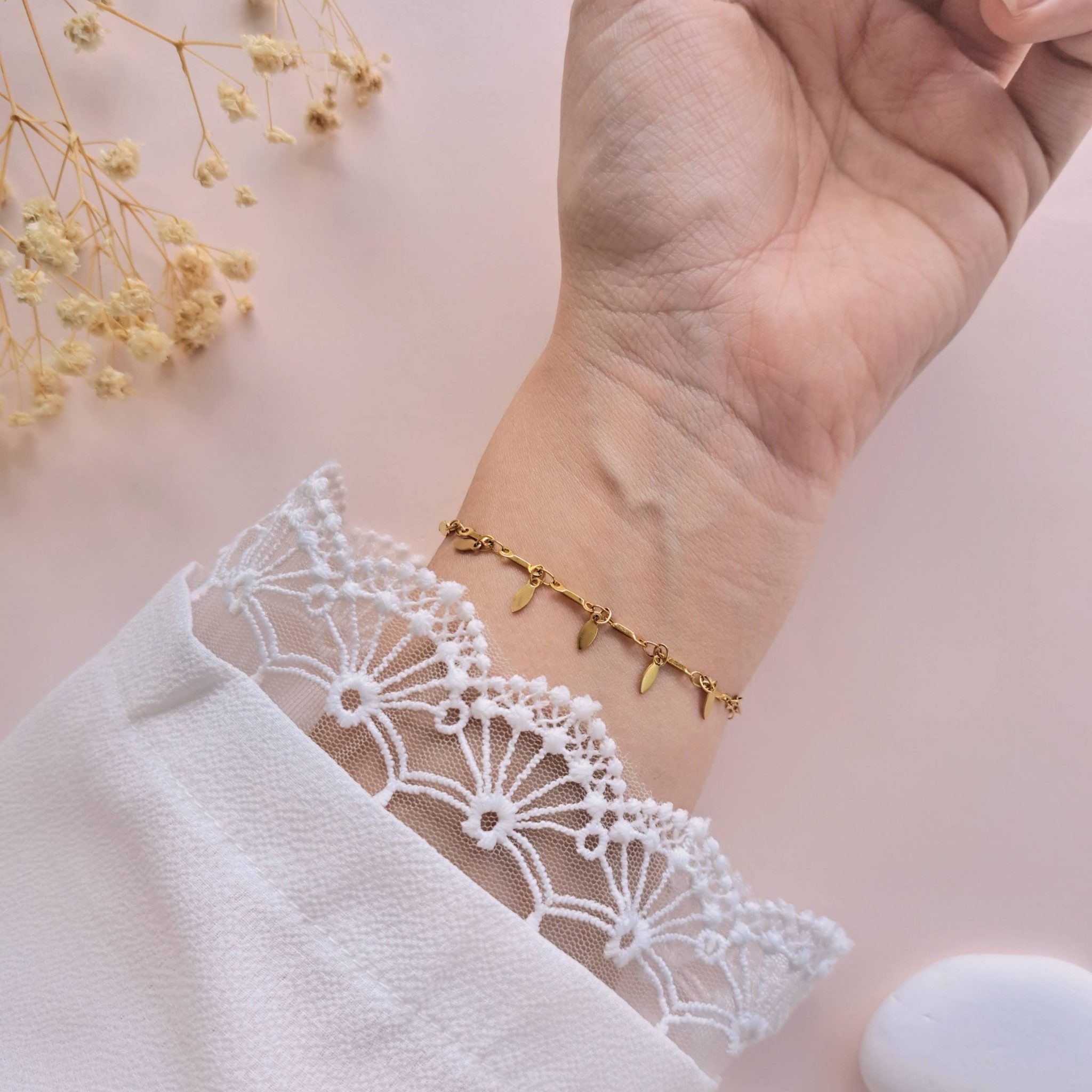 Bracelet pampilles acier inoxydable Sienna porté sur l’intérieur du poignet avec pampilles dorées allongées