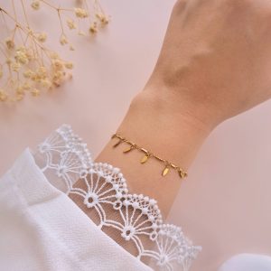 Bracelet pampilles acier inoxydable Sienna porté au poignet avec pampilles dorées allongées