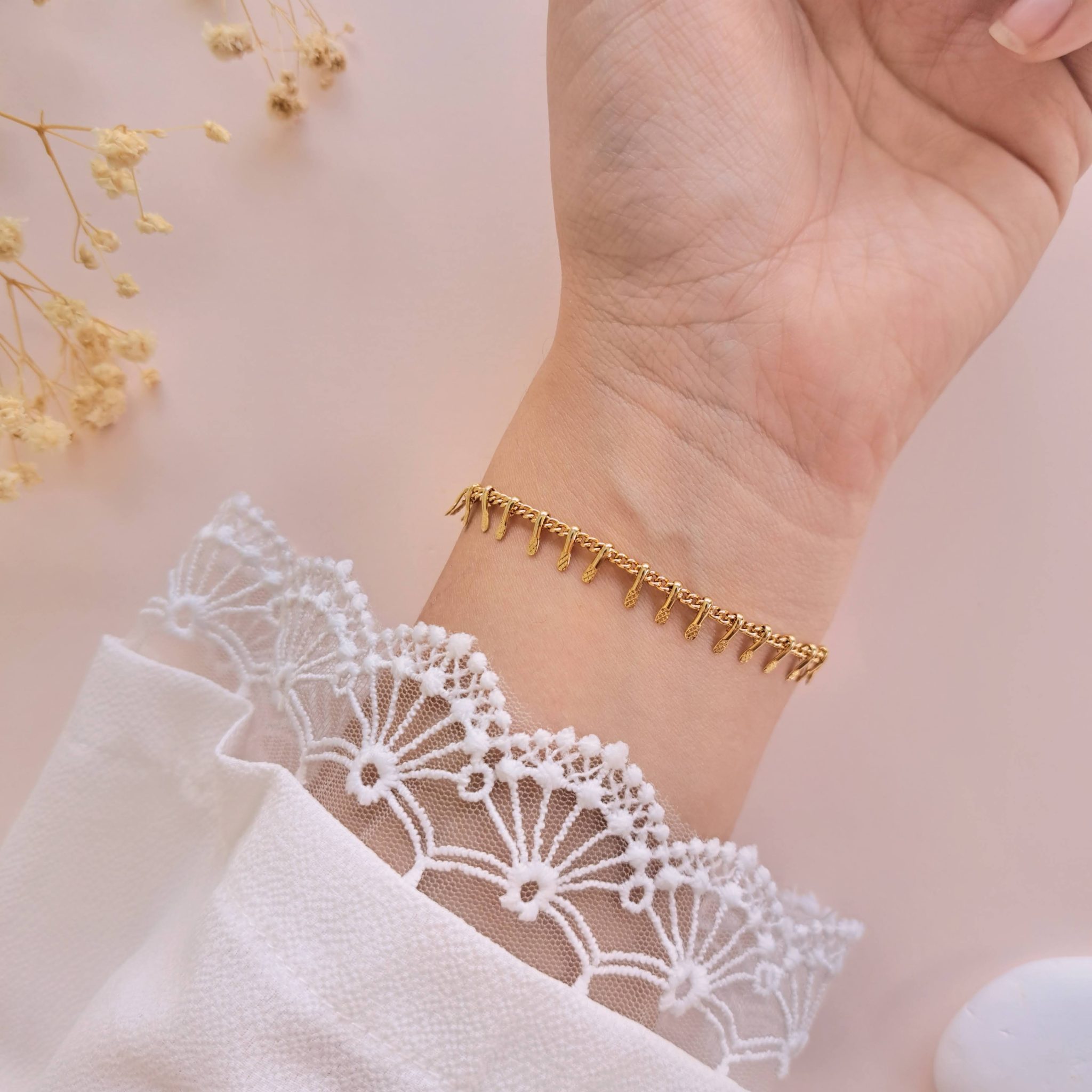 Bracelet pampilles dorées Tia porté sur l’intérieur du poignet avec fines pampilles en acier inoxydable