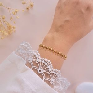 Bracelet pampilles dorées Tia porté au poignet avec fines pampilles en acier inoxydable