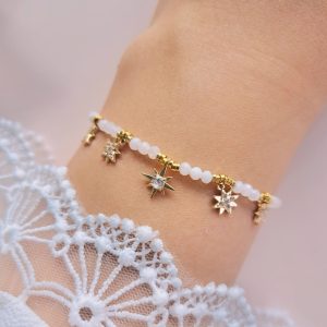 Bracelet Astrid en pierre de lune doré avec cinq étoiles scintillantes en gros plan