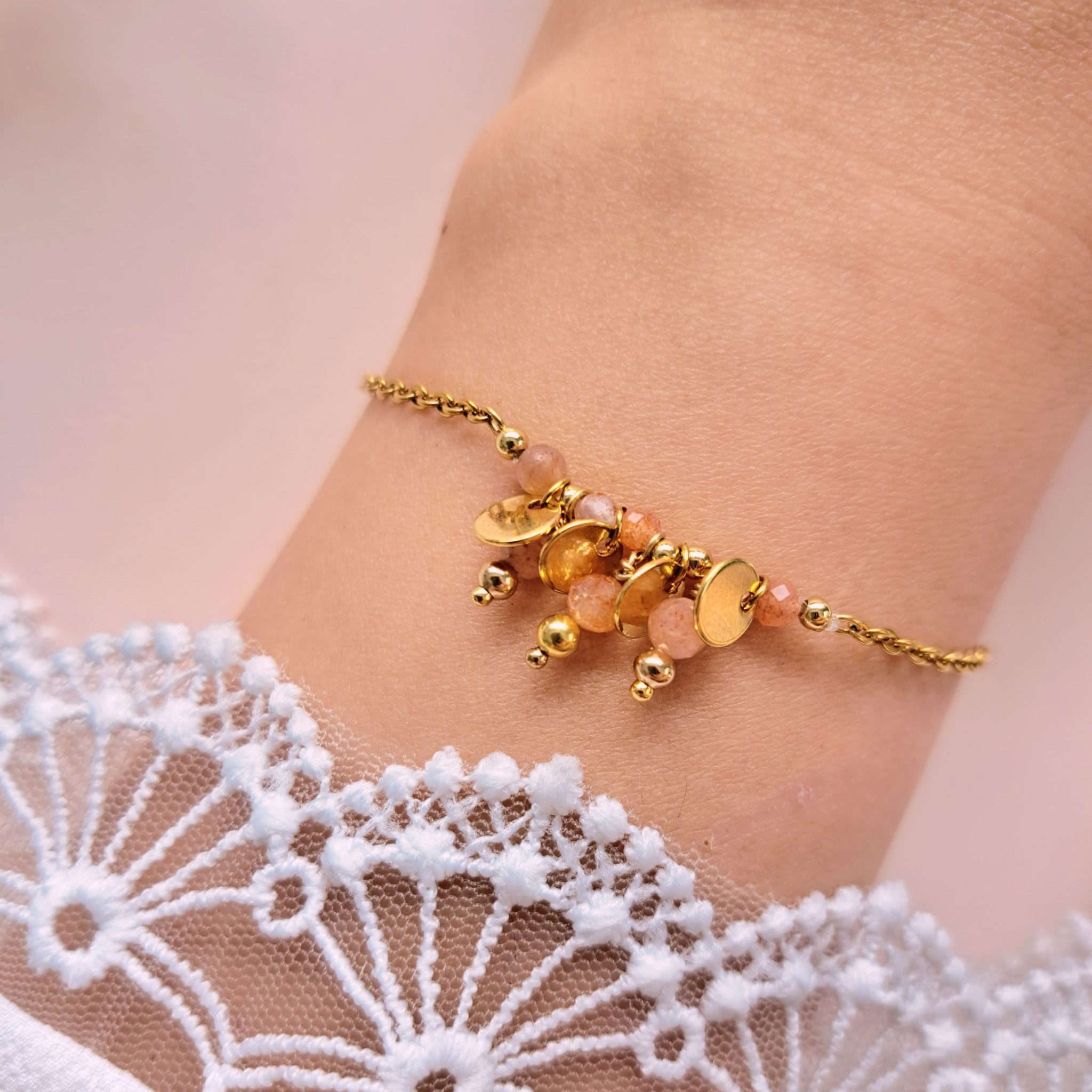 Bracelet pierre de soleil à breloques Eva n°3 en gros plan avec breloques rondes en cuivre doré