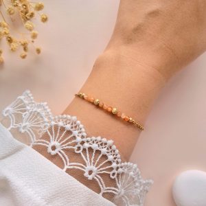 Bracelet pierre de soleil perles dorées Eva n°2 porté au poignet avec perles dorées texturées
