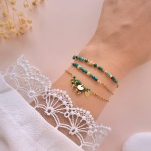 Bracelets en chrysocolle dorés Victoria portés au poignet en accumulation