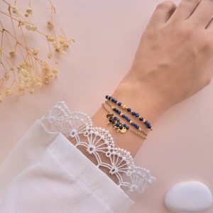 Bracelets lapis lazuli dorés Elisa portés au poignet en accumulation