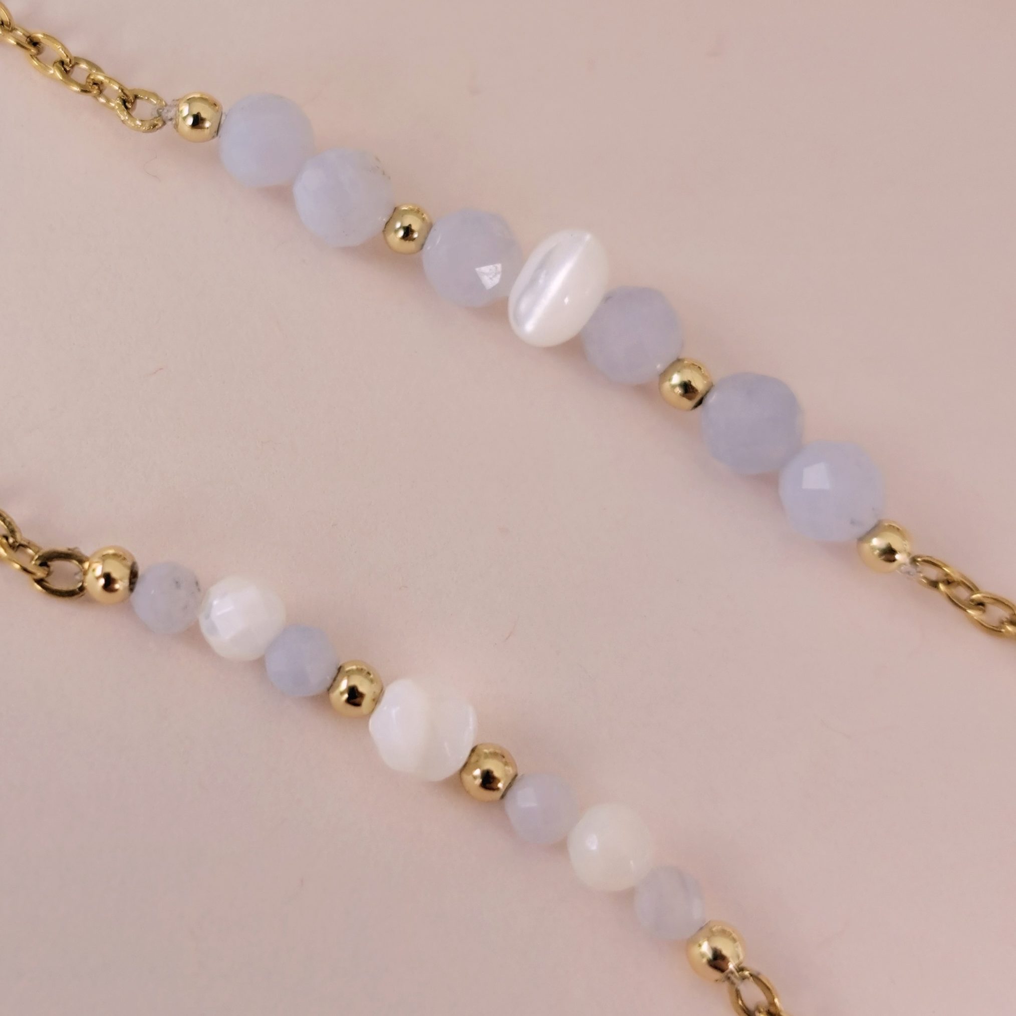 Bracelets mère fille calcédoine Elia en détail avec perles de nacre et finitions dorées