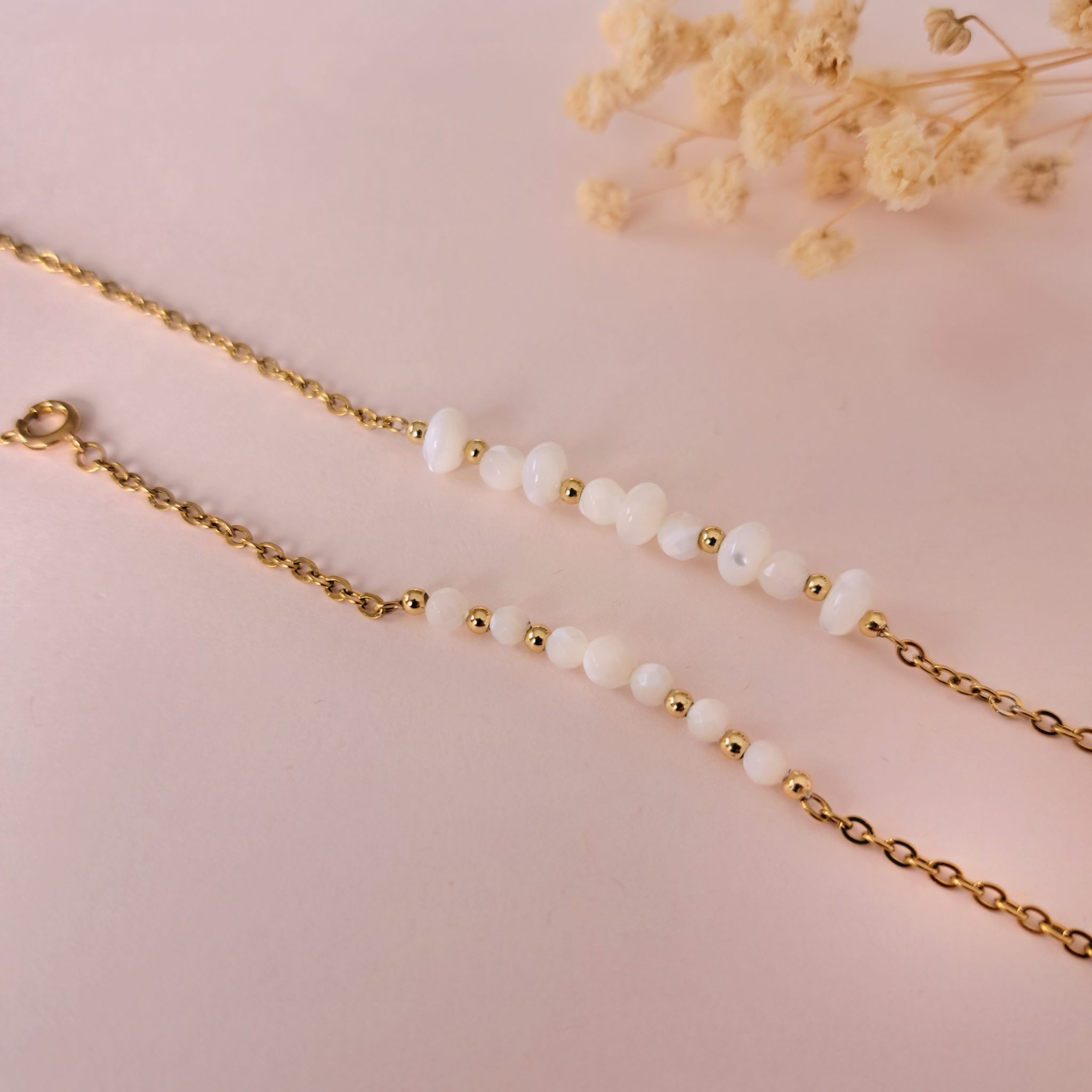 Bracelets mère fille nacre Adèle en gros plan avec perles de nacre et chaîne dorée