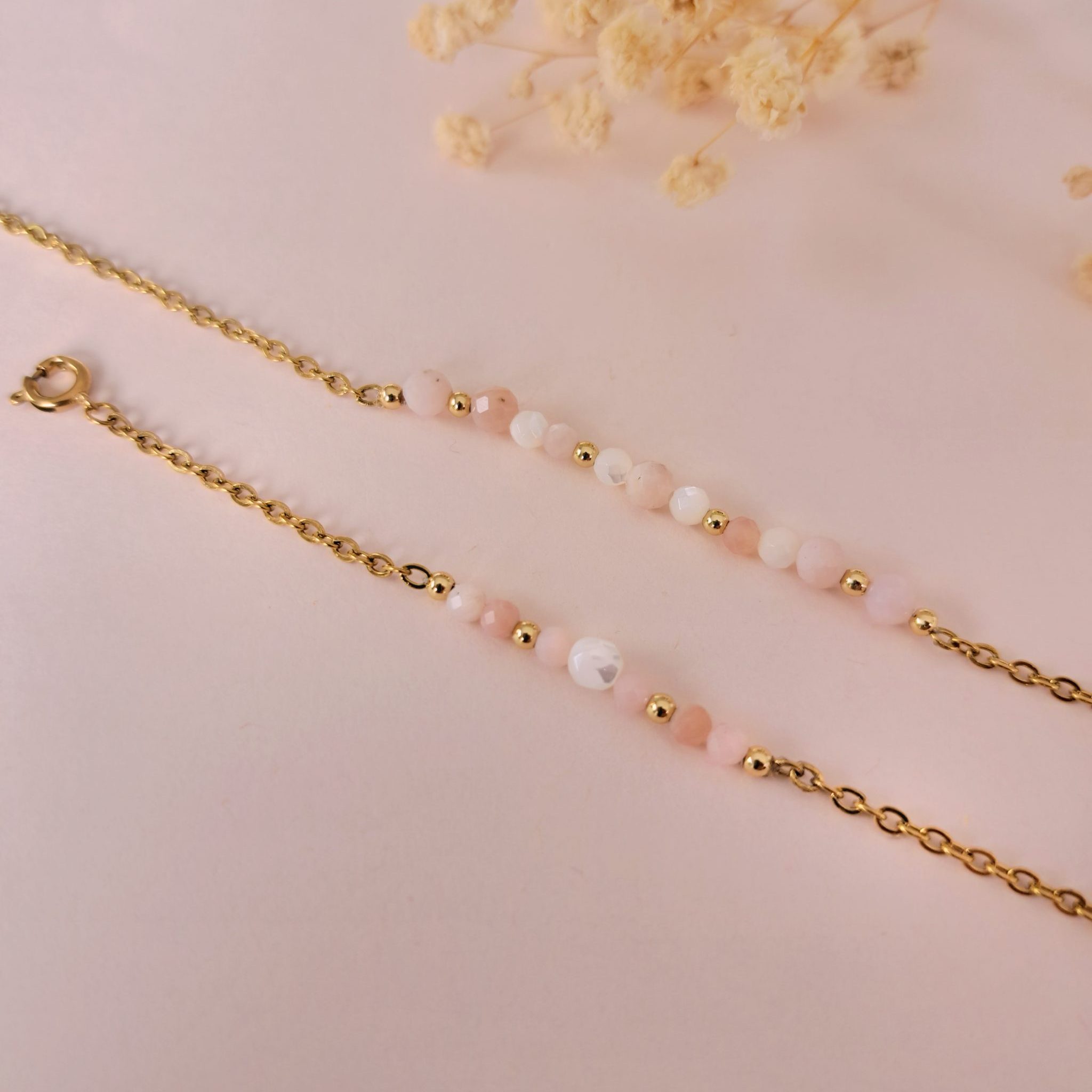 Bracelets mère fille opale rose Rosalie en gros plan avec nacre et chaîne dorée