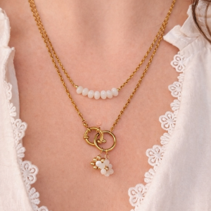 Collier double rang fleurs en nacre Lola porté au décolleté avec perles nacrées