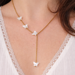 Collier papillons en nacre Nina porté avec chute centrale dorée
