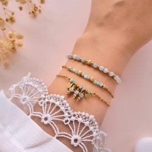 Ensemble de bracelets amazonite Trio Cassandre porté au poignet avec détails dorés et breloques rondes