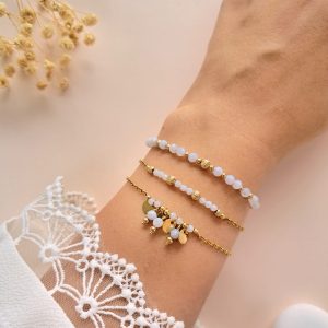 Ensemble de bracelets en calcédoine Trio Valentine porté au poignet avec détails dorés et breloques rondes