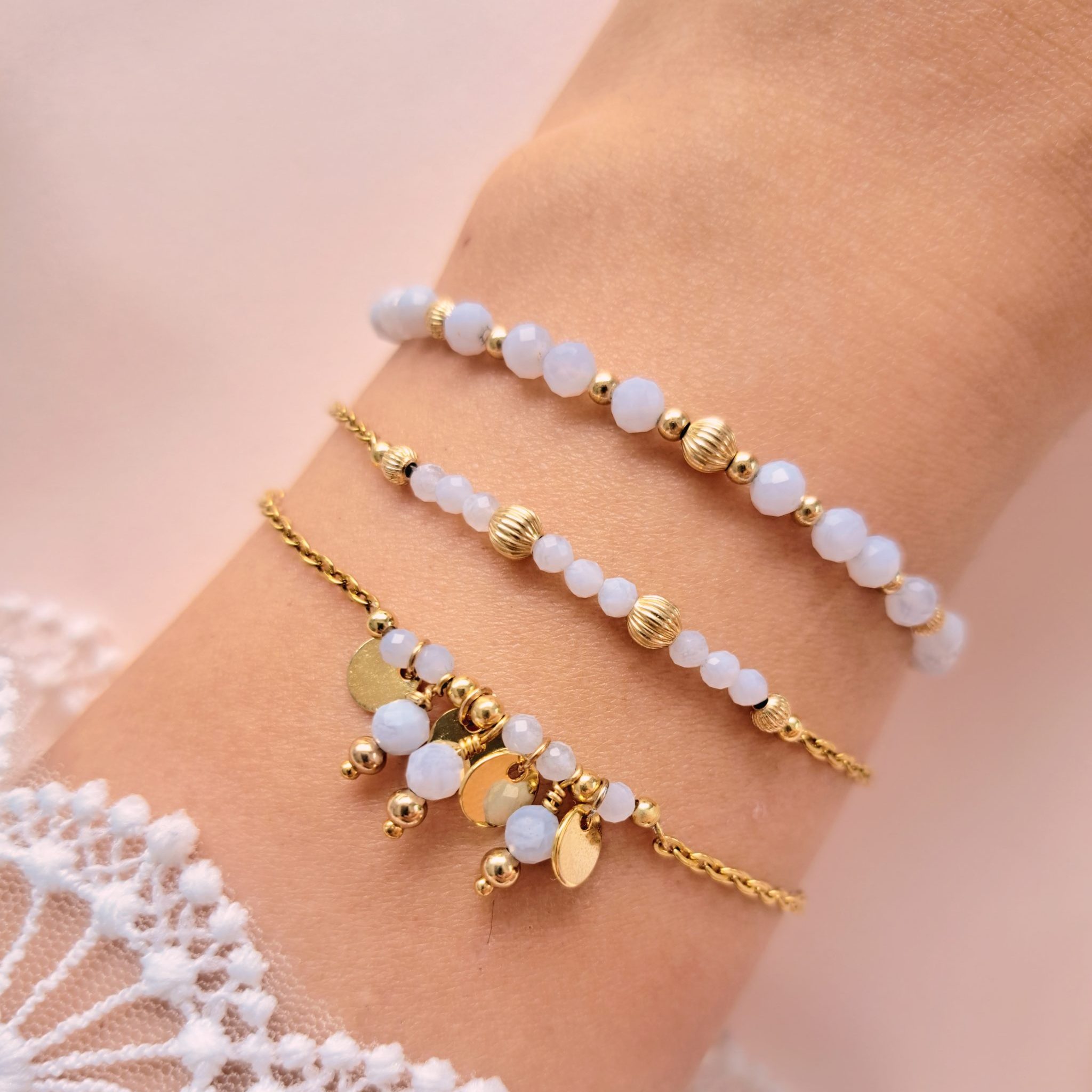 Ensemble de bracelets en calcédoine Trio Valentine en gros plan avec détails dorés et breloques rondes