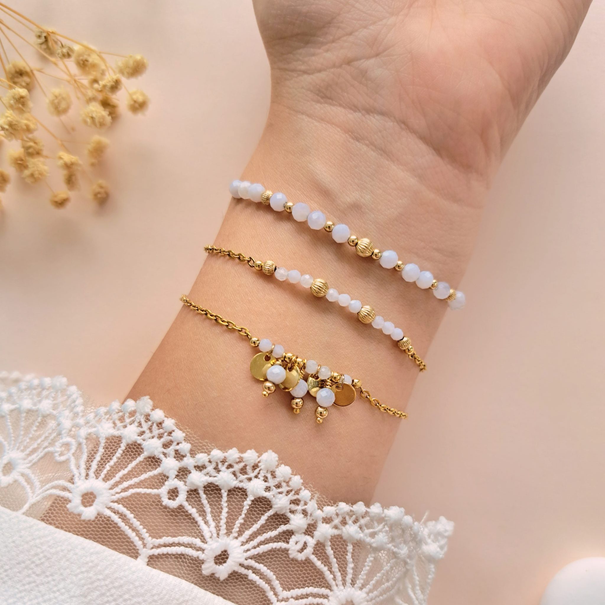 Ensemble de bracelets en calcédoine Trio Valentine porté sur l’intérieur du poignet avec détails dorés et breloques rondes