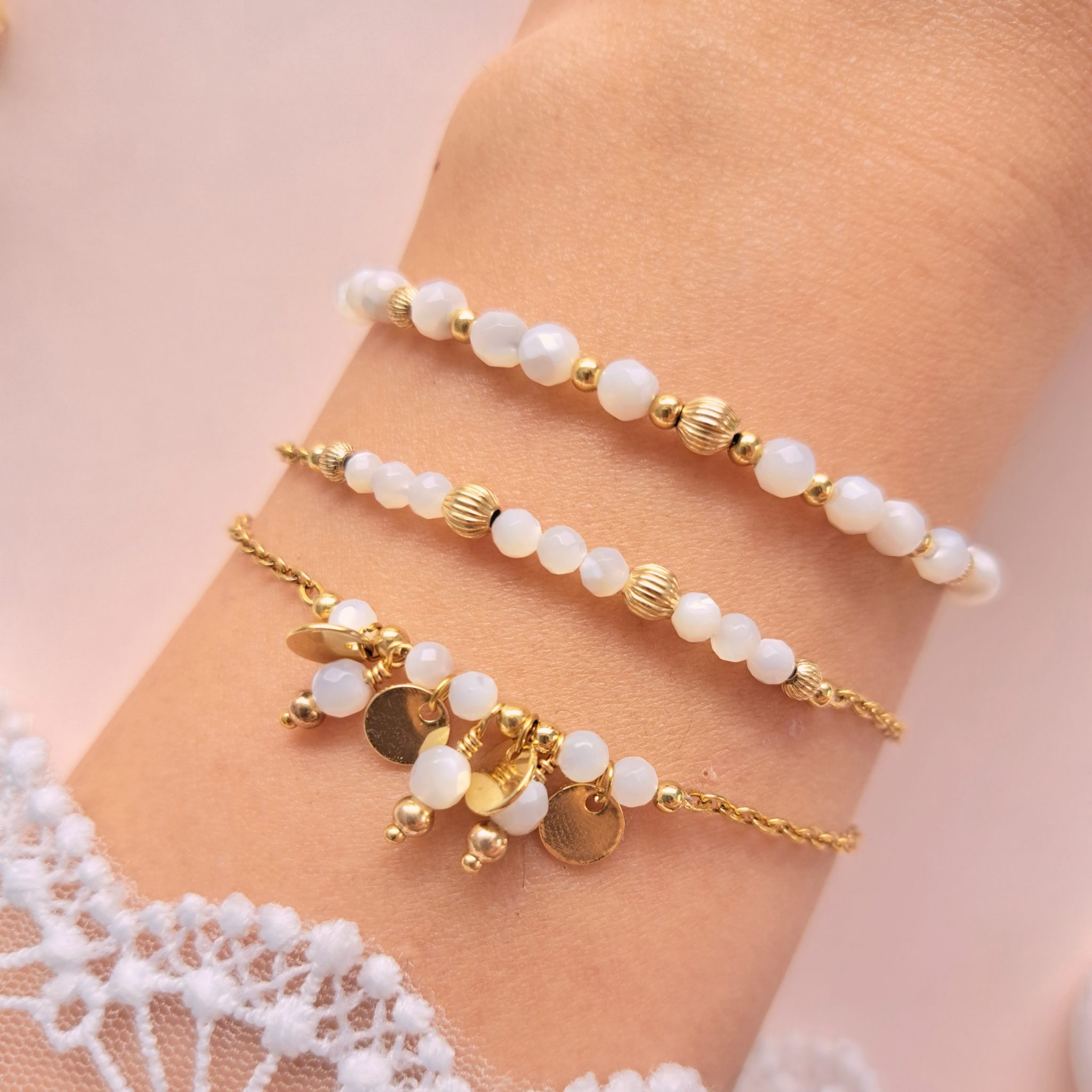 Ensemble de bracelets en nacre Trio Gabrielle en gros plan avec détails dorés et breloques rondes