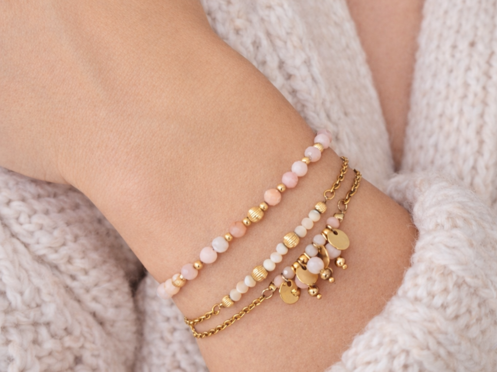 Ensemble de trois bracelets en opale rose Trio Lina porté en accumulation avec détails et breloques dorés