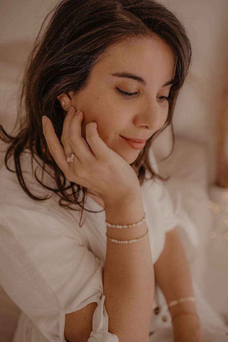 Femme portant des bijoux dorés Soleva avec bracelets en pierres naturelles au poignet