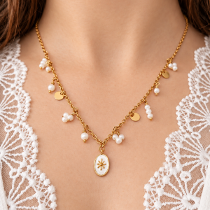 Collier doré à breloques en nacre – Pauline