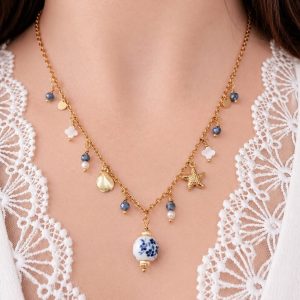 Collier jaspe bleu et nacre Sophia porté avec pendentif blanc à fleurs bleues