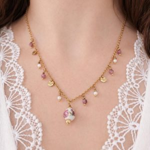 Collier tourmaline rose et nacre Soraya porté avec pendentif floral et détails dorés
