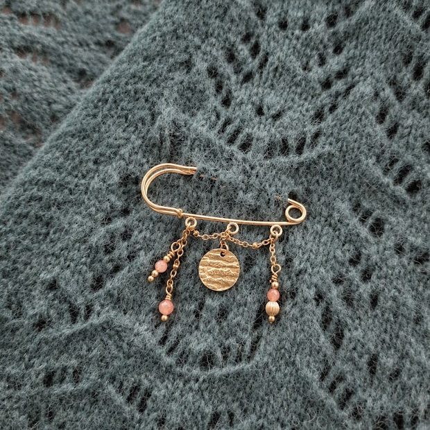 Broche pierre de soleil dorée – Meryl – Image 4