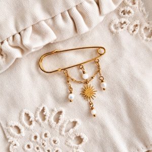 Broche épingle dorée soleil et nacre – Paz