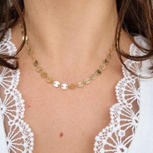 Collier doré plaqué or Alba porté au cou avec pastilles rondes lumineuses