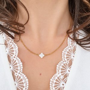 Collier trèfle nacre Anaïs porté au cou avec chaîne en acier inoxydable doré