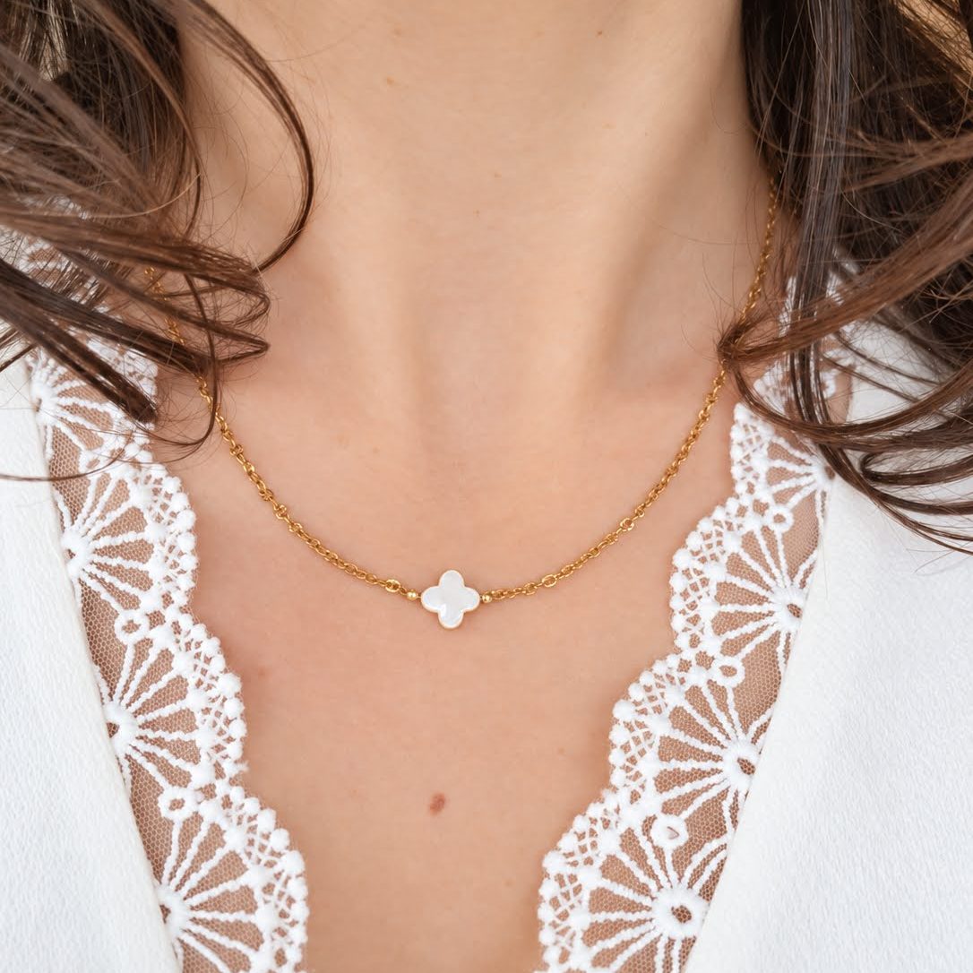 Collier trèfle nacre Anaïs porté au cou avec chaîne en acier inoxydable doré